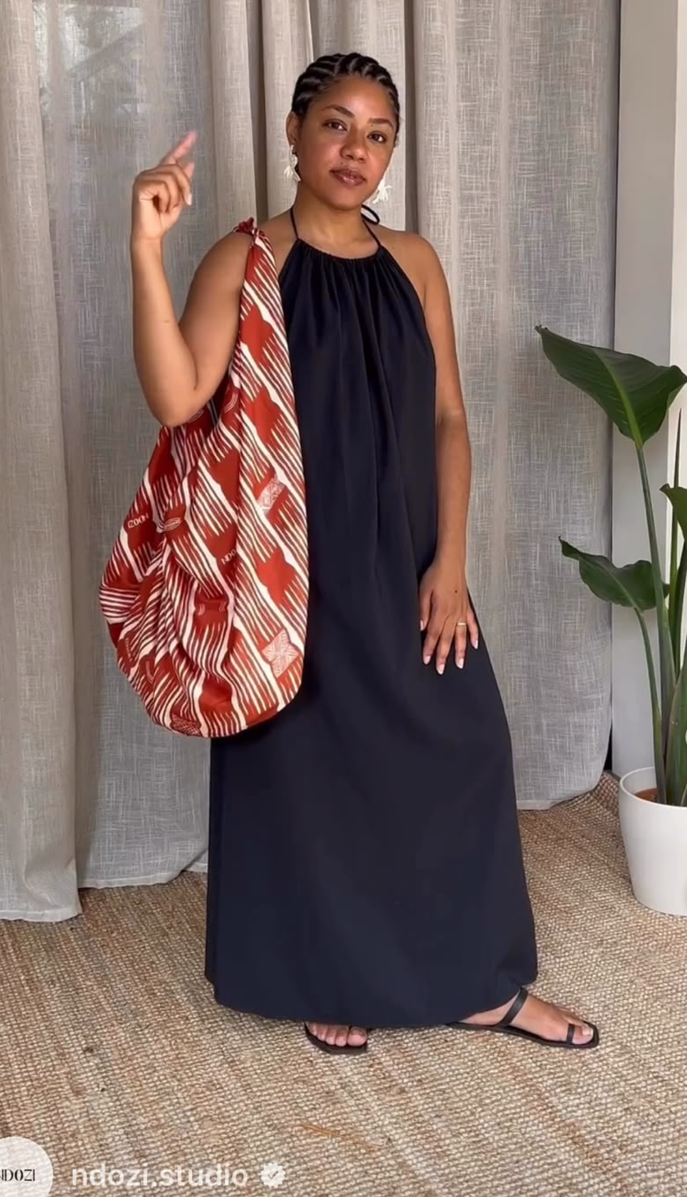 Femme portant un sac en foulard imprimé